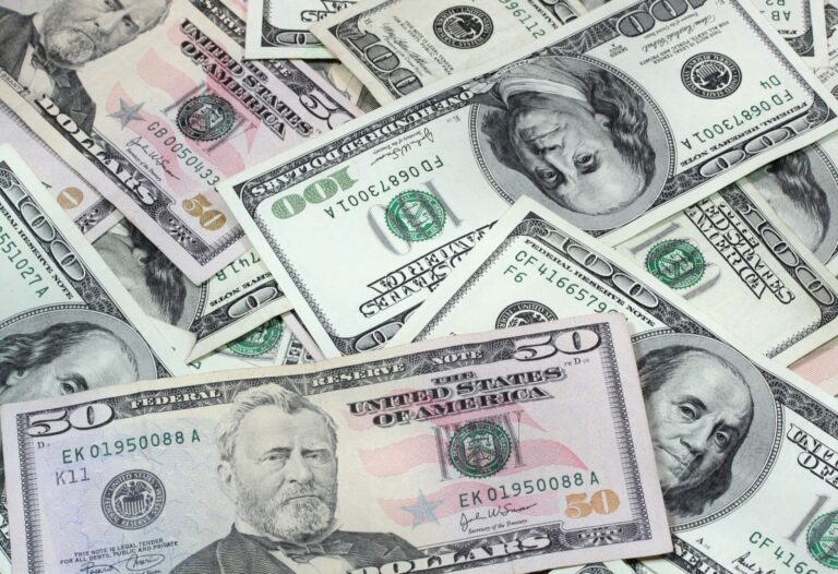 Dollar Edges Higher as Stocks Fall and Crude Oil Rallies Dollar Edges Higher as Stocks Fall and Crude Oil Rallies